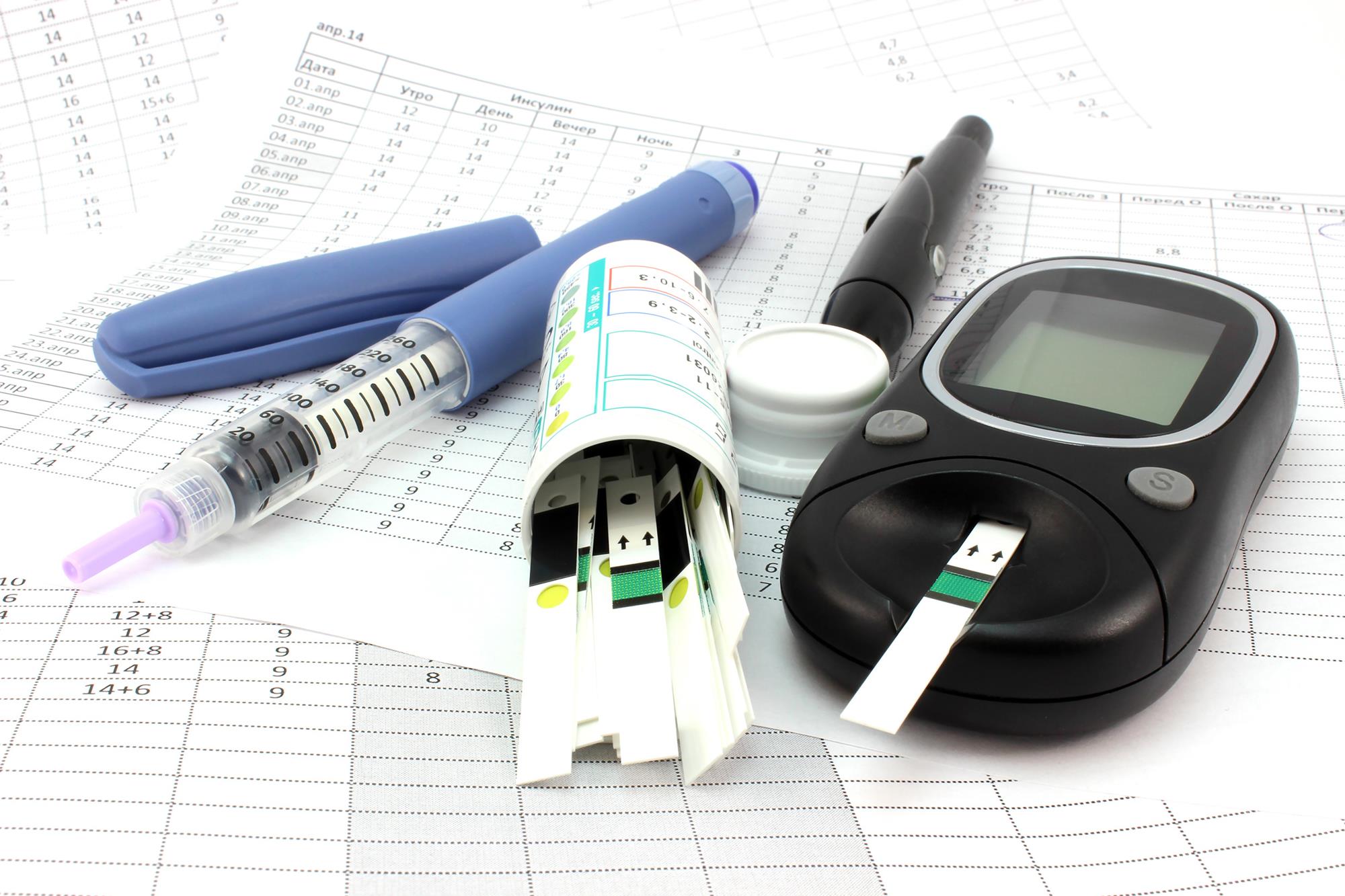 Akcesoria dla cukrzyków - strzykawka z insuliną i urządzenie do mierzenia poziomu glukozy
